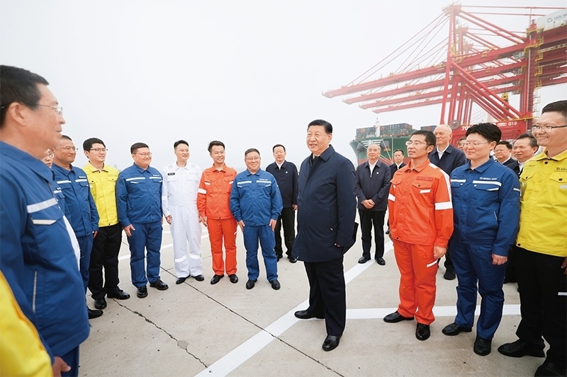 2024年5月22日至24日，中共中央總書記、國家主席、中央軍委主席習(xí)近平在山東考察。這是22日下午，習(xí)近平在日照港親切慰問港口科技工作者、運營人員、航運人員。 新華社記者 鞠鵬/攝