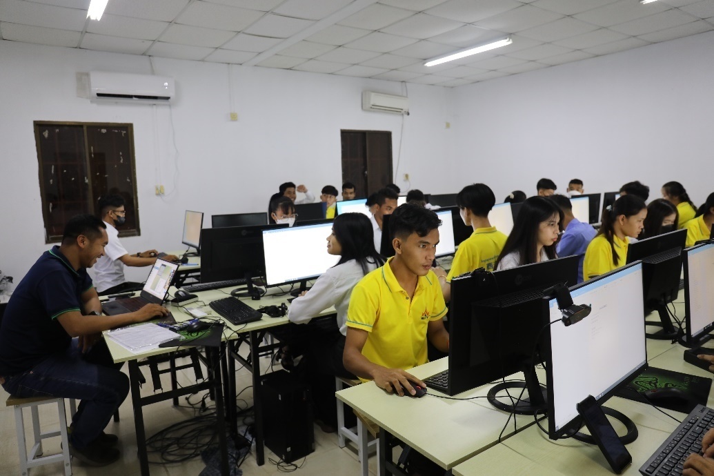 圖為西哈努克港工商學院的學生正在上課。西港特區(qū)公司供圖