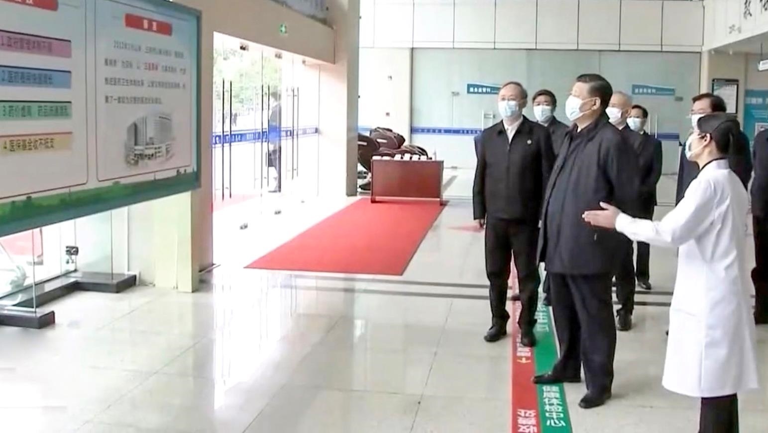 △2021年3月23日，習(xí)近平總書記在福建三明沙縣總醫(yī)院住院樓一層大廳，聽取醫(yī)改情況介紹。