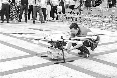 郵政工作人員取出無(wú)人機(jī)配送的高考錄取通知書(shū)。華南理工大學(xué)供圖