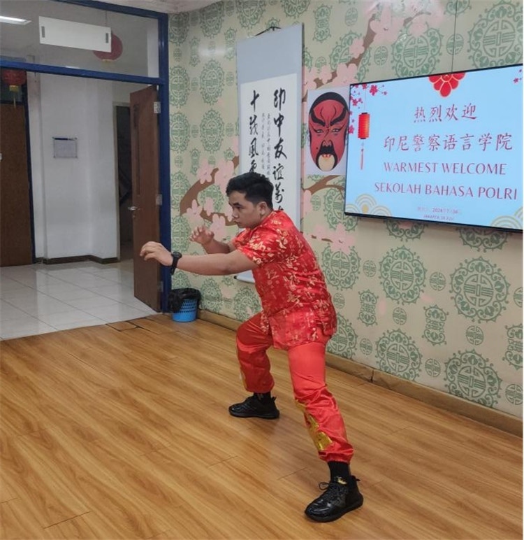 警察學(xué)員表演武術(shù)?；顒又鬓k方供圖