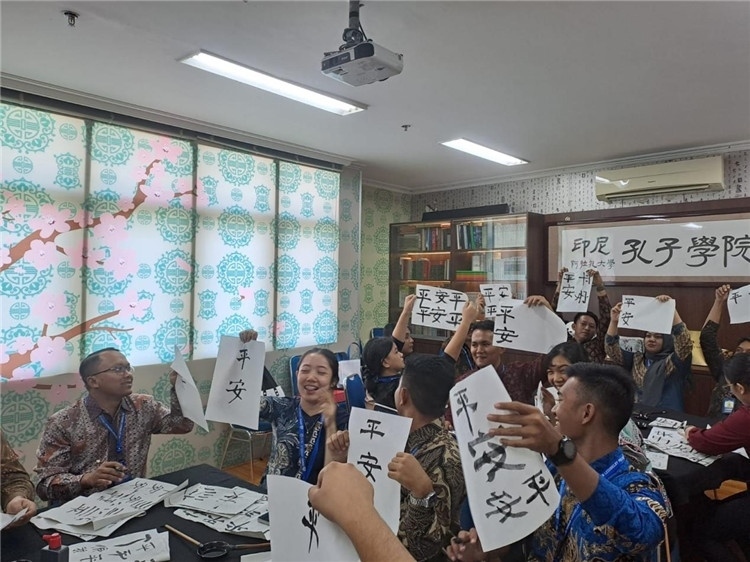 警察學(xué)員們展示書法學(xué)習(xí)成果?；顒又鬓k方供圖