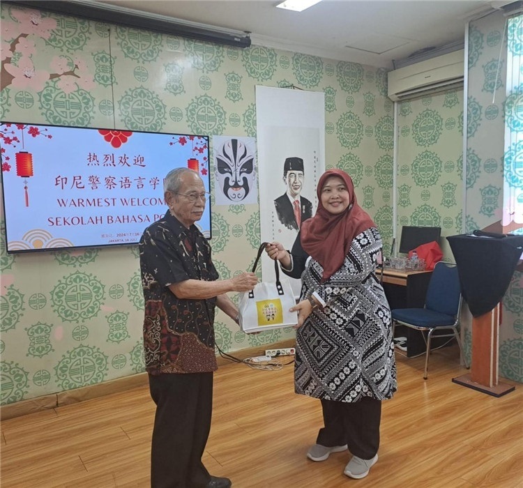 拉哈尤·蘇珊蒂與穆尼交換禮品?；顒又鬓k方供圖