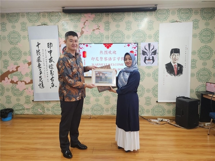 警察語言學(xué)院老師與王大昕交換禮品。活動主辦方供圖