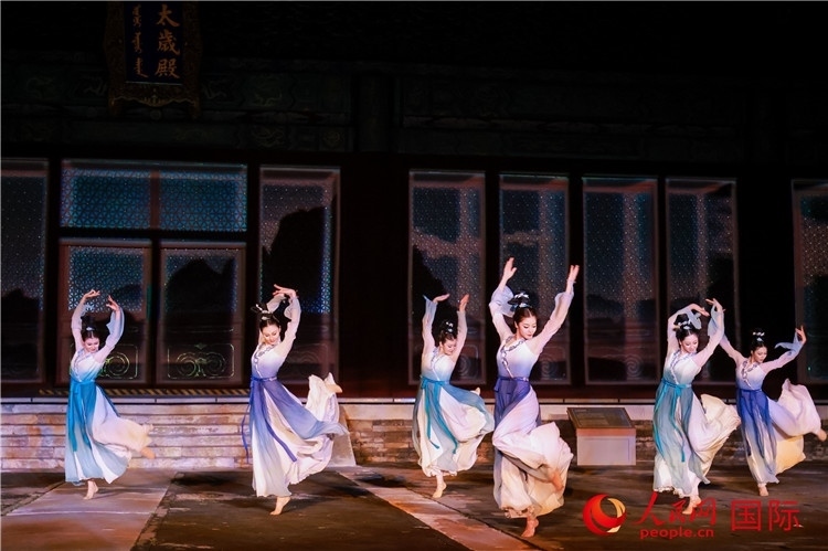 “光影北京——2024世界燈光師大會(huì)”開(kāi)幕式當(dāng)晚的燈光秀表演。人民網(wǎng)記者 趙益普攝