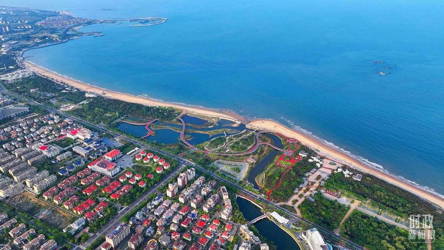 △日照市陽(yáng)光海岸綠道。近年來(lái)，日照市對(duì)沿海裸露場(chǎng)地及岸線破損處進(jìn)行生態(tài)修復(fù)，建成約28公里的陽(yáng)光海岸綠道，為市民和游客提供了運(yùn)動(dòng)休閑好去處。（總臺(tái)央視記者范凱拍攝）