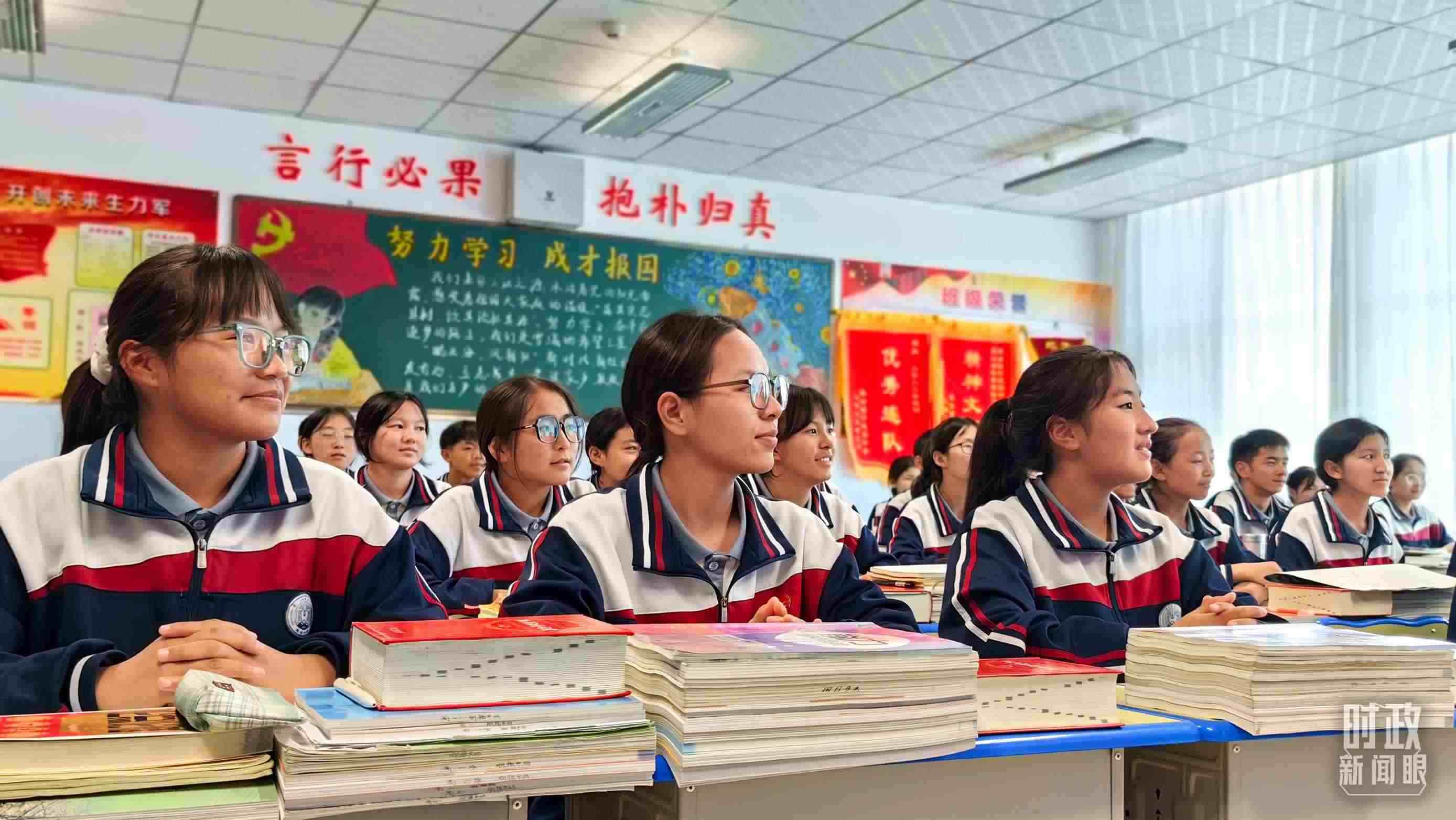 △果洛西寧民族中學(xué)高一（1）班的“新時(shí)代、新家鄉(xiāng)”主題思政課。（總臺(tái)央視記者段德文拍攝）