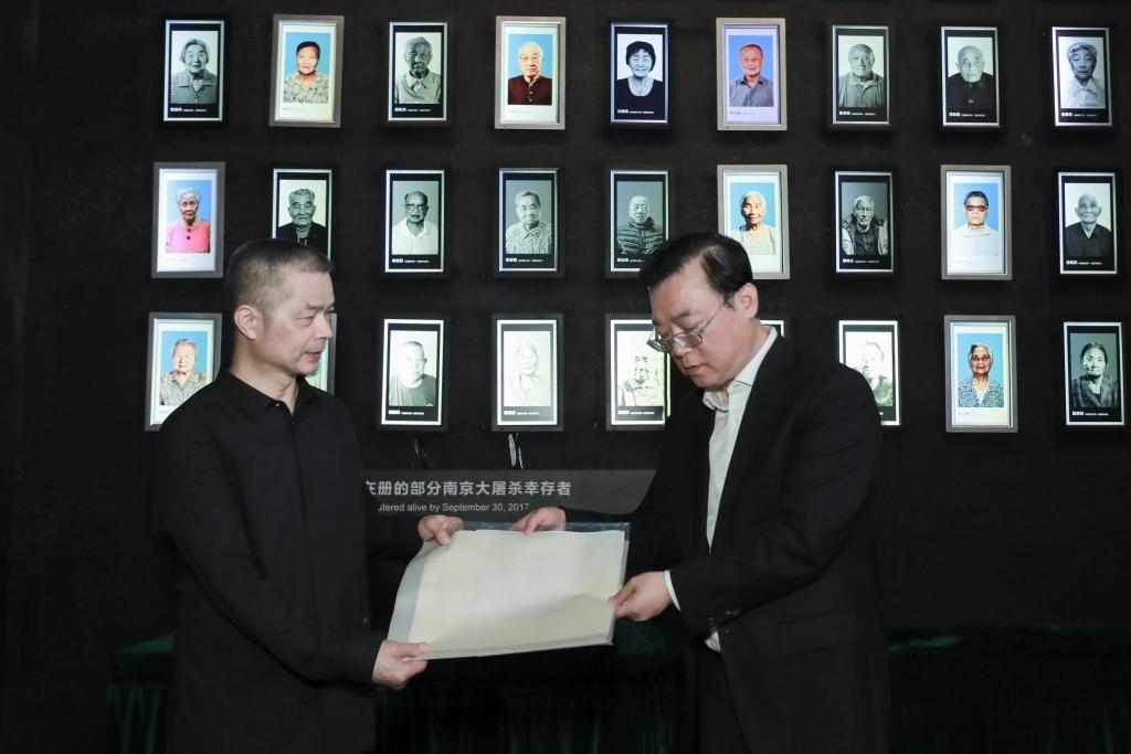 南京大屠殺幸存者高如琴的兒子向軍向侵華日軍南京大屠殺遇難同胞紀(jì)念館捐贈高如琴老人相關(guān)物品。（侵華日軍南京大屠殺遇難同胞紀(jì)念館供圖）