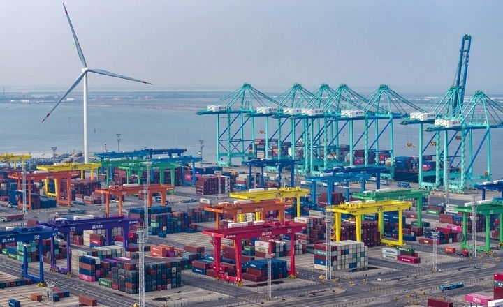 2024年7月3日，一艘集裝箱貨輪?？吭谔旖蚋邸爸腔哿闾肌贝a頭（無人機(jī)照片）。新華社記者 趙子碩 攝