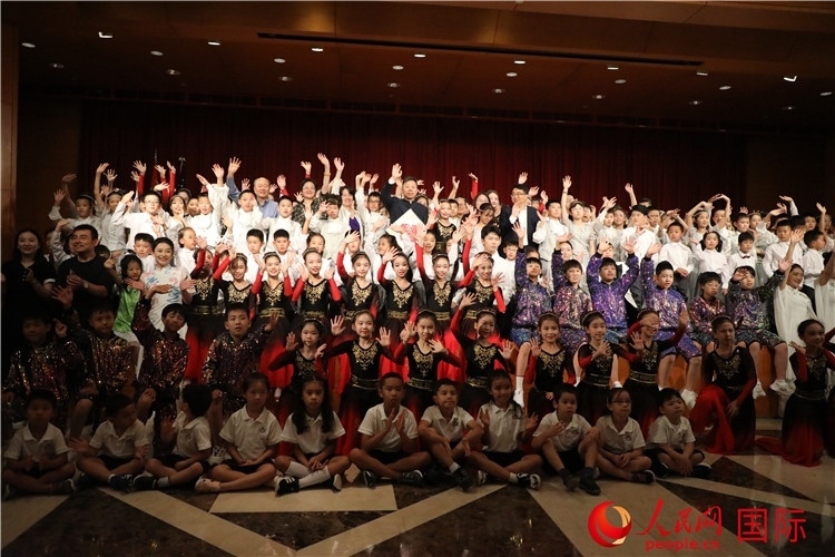 中美青少年藝術(shù)交流匯演活動結(jié)束后，嘉賓們與學(xué)生們合影。人民網(wǎng)記者 李志偉攝