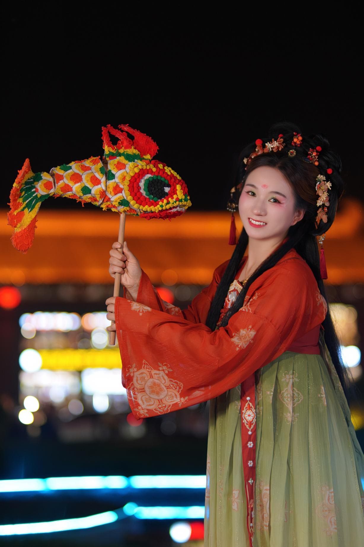 游客身穿漢服漫步在西安大唐不夜城。受訪者供圖