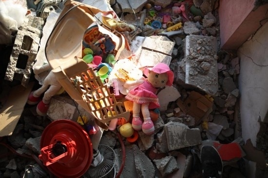 這是7月18日在加沙地帶中部努賽賴(lài)特難民營(yíng)拍攝的遭到以軍襲擊的建筑廢墟。新華社發(fā)（馬爾萬(wàn)·達(dá)烏德攝）