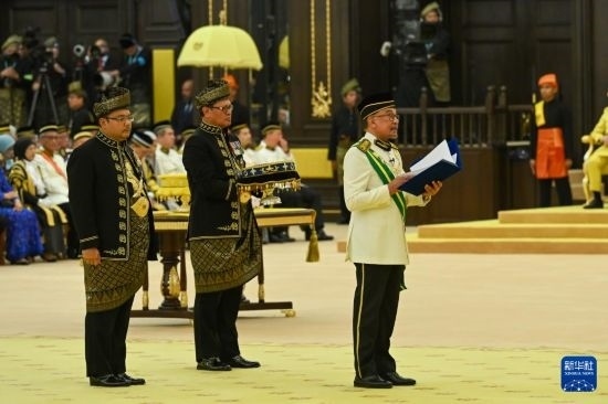  7月20日，馬來西亞總理安瓦爾（右）在吉隆坡出席最高元首登基儀式。新華社發(fā)（馬來西亞新聞局供圖）