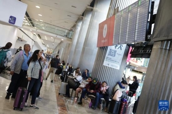 7月19日，在墨西哥首都墨西哥城的貝尼托·華雷斯國(guó)際機(jī)場(chǎng)，許多航班被延誤或取消，大量旅客在機(jī)場(chǎng)等待。新華社發(fā)（弗朗西斯科·卡涅多攝）