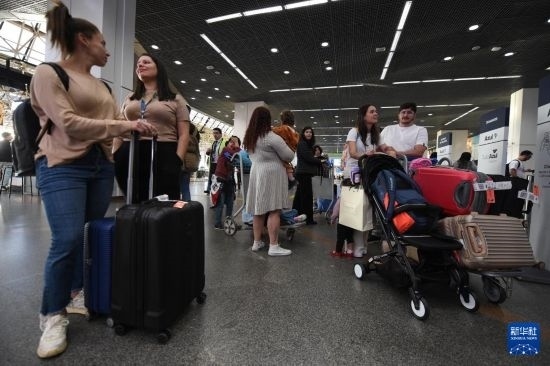 7月19日，受影響航班的旅客在巴西首都巴西利亞機(jī)場(chǎng)等待。新華社發(fā)（盧西奧·塔沃拉 攝）