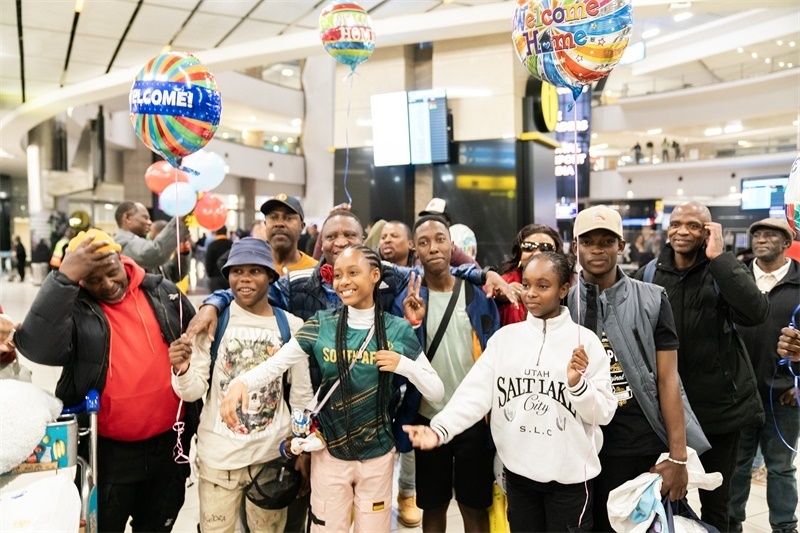 家長們熱情歡迎從中國歸來的學(xué)生。希拉茲·莫林?jǐn)z