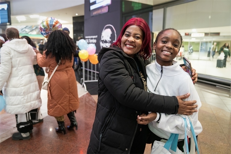 學(xué)生與家長相擁歡慶。希拉茲·莫林?jǐn)z