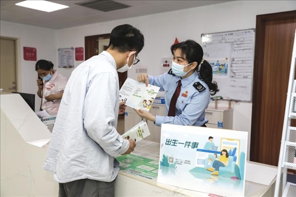 志愿者為葉先生介紹新生兒相關(guān)服務(wù)。云浮市稅務(wù)局供圖