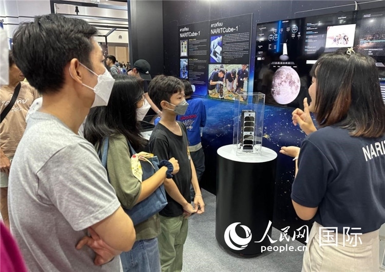 泰國(guó)國(guó)家天文研究所工作人員向觀眾科普天文知識(shí)。人民網(wǎng)記者 簡(jiǎn)承淵攝