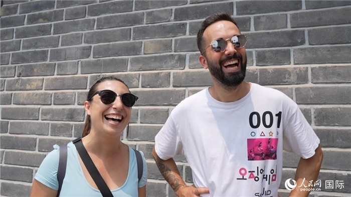 圖為西班牙籍游客塔瑪拉·魯伊斯·查莫羅（左）和馬克·普拉達·巴約納（右）。人民網(wǎng)記者 吳超嵐攝