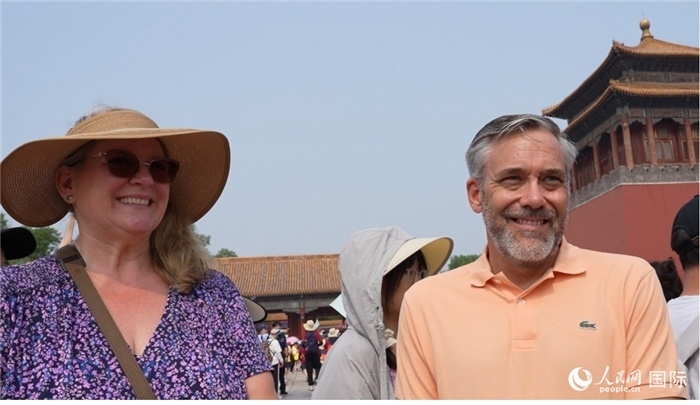 圖為來自美國拉斯維加斯的游客格雷琴·拉森 （Gretchen Larsen）（左）和她的丈夫埃里克·拉森（Eric Larsen）（右）。人民網(wǎng)記者 吳超嵐攝