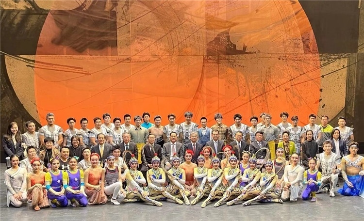 4月12日，中國(guó)人民對(duì)外友好協(xié)會(huì)會(huì)長(zhǎng)楊萬明、駐日大使吳江浩及來自36國(guó)70位駐日使節(jié)代表等現(xiàn)場(chǎng)觀看中國(guó)雜技團(tuán)東京公演。中國(guó)人民對(duì)外友好協(xié)會(huì)供圖