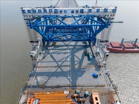 △ 圖為我國自主研發(fā)的世界最大噸位橋面吊機。