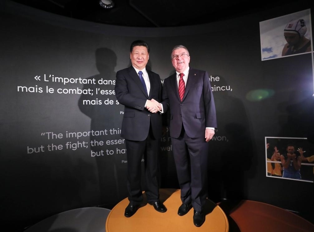 2017年1月18日，國家主席習(xí)近平在瑞士洛桑國際奧林匹克博物館會見國際奧林匹克委員會主席巴赫。這是習(xí)近平和巴赫在奧運冠軍領(lǐng)獎臺上合影。新華社記者 蘭紅光 攝