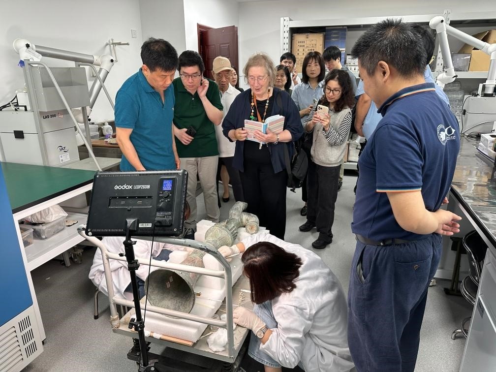 2024年5月28日，英國(guó)考古學(xué)家、牛津大學(xué)教授杰西卡·羅森在文物保護(hù)修復(fù)實(shí)驗(yàn)室觀摩文物。新華社發(fā)（四川省文物考古研究院供圖）