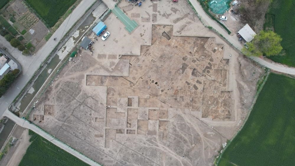 這是2024年3月23日拍攝的四川省廣漢市三星堆遺址發(fā)掘區(qū)（無(wú)人機(jī)照片）。新華社發(fā)（四川省文物考古研究院供圖）