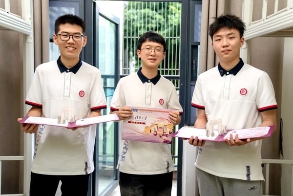 王子源（左）、母翰堯（中）、郭洋君（右）。清華大學供圖