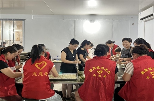 志愿者在以孝治家大食堂工作。（受訪者供圖）