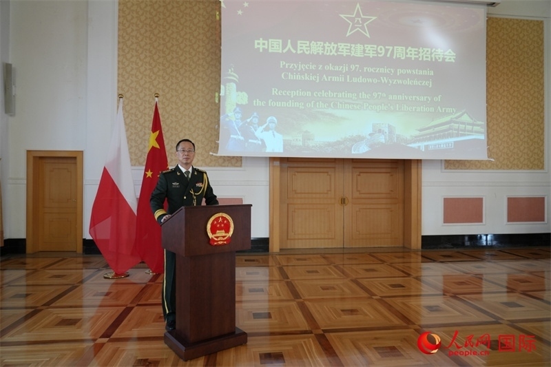 波蘭使館國防武官張寅生大校在招待會上致辭。人民網(wǎng)記者 李增偉攝 