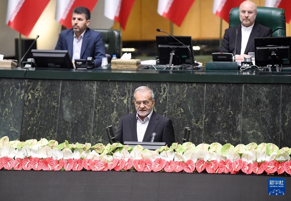 7月30日，佩澤希齊揚(yáng)（前）在伊朗德黑蘭的伊朗議會宣誓就任伊朗總統(tǒng)后發(fā)表就職演說。新華社記者 沙達(dá)提 攝