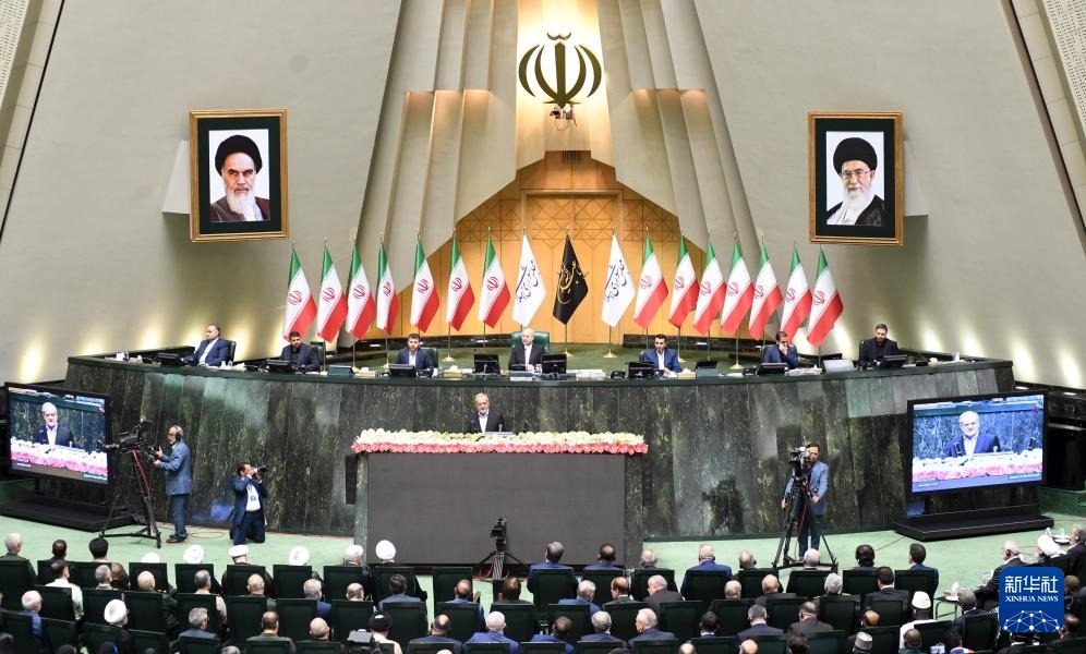 7月30日，佩澤希齊揚(yáng)（中）在伊朗德黑蘭的伊朗議會宣誓就任伊朗總統(tǒng)后發(fā)表就職演說。新華社記者 沙達(dá)提 攝