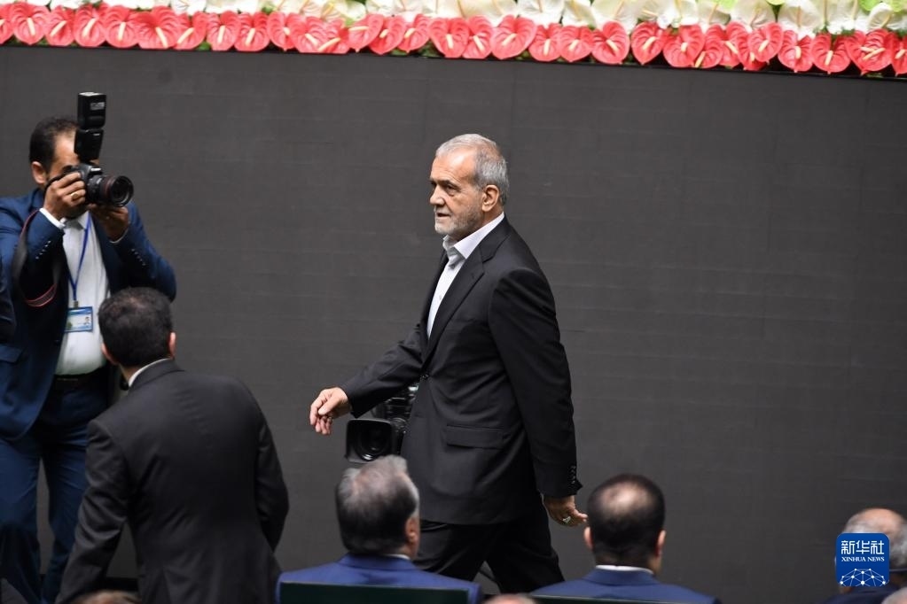 7月30日，在伊朗德黑蘭的伊朗議會，佩澤希齊揚(yáng)（中）抵達(dá)總統(tǒng)就職典禮現(xiàn)場。新華社記者 沙達(dá)提 攝