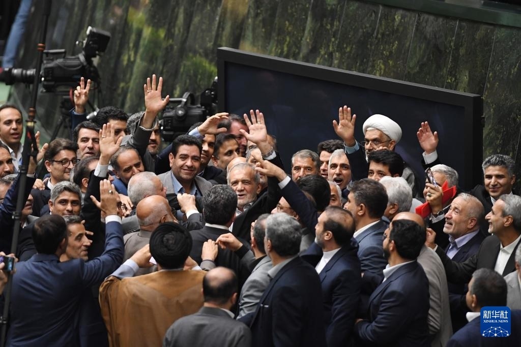 7月30日，在伊朗德黑蘭的伊朗議會，佩澤希齊揚(yáng)（中）離開總統(tǒng)就職典禮現(xiàn)場時揮手致意。新華社記者 沙達(dá)提 攝