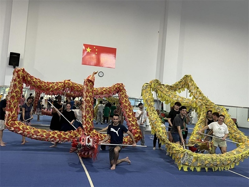 在中國和巴西共迎兩國建交50周年之際，巴西圣保羅州立大學(xué)孔子學(xué)院今年7月成功組織多批、近40名巴西青少年來華進(jìn)行短期訪問交流，圖為訪問團(tuán)成員在中國參加文化體驗活動。 巴西圣保羅州立大學(xué)孔子學(xué)院供圖