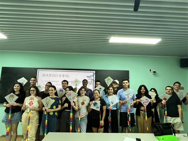 在中國和巴西共迎兩國建交50周年之際，巴西圣保羅州立大學(xué)孔子學(xué)院今年7月成功組織多批、近40名巴西青少年來華進(jìn)行短期訪問交流，圖為訪問團(tuán)成員參加文化體驗活動。 巴西圣保羅州立大學(xué)孔子學(xué)院供圖