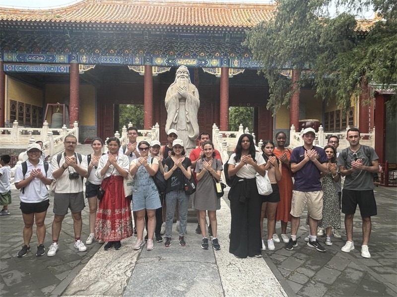 在中國和巴西共迎兩國建交50周年之際，巴西圣保羅州立大學(xué)孔子學(xué)院今年7月成功組織多批、近40名巴西青少年來華進(jìn)行短期訪問交流，圖為訪問團(tuán)成員參加文化體驗活動。 巴西圣保羅州立大學(xué)孔子學(xué)院供圖