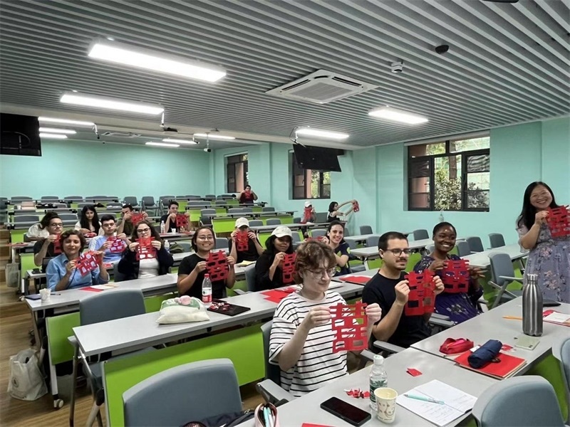 在中國和巴西共迎兩國建交50周年之際，巴西圣保羅州立大學(xué)孔子學(xué)院今年7月成功組織多批、近40名巴西青少年來華進(jìn)行短期訪問交流，圖為訪問團(tuán)成員參加文化體驗活動。 巴西圣保羅州立大學(xué)孔子學(xué)院供圖