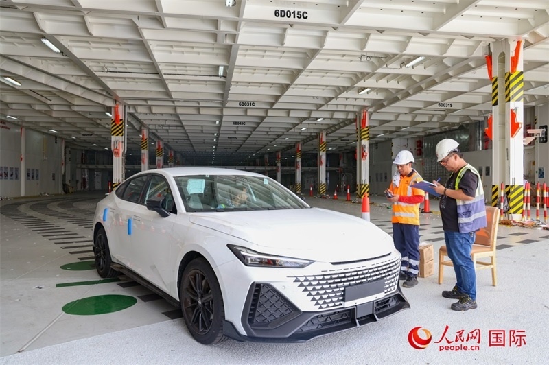 工人正在進行卸車作業(yè)。人民網(wǎng)記者 任皓宇攝