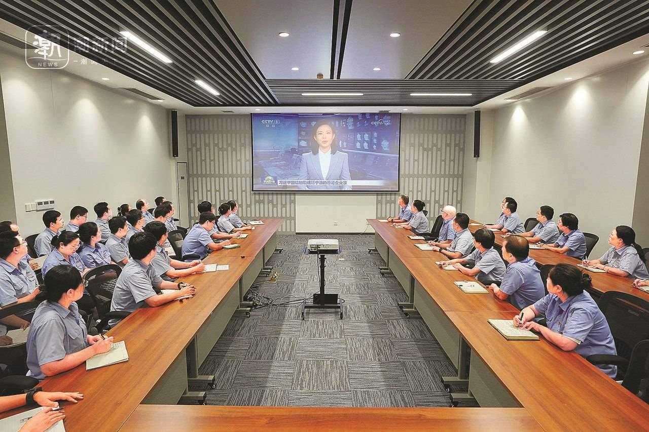 2024年8月1日晚，寧波永新光學(xué)股份有限公司員工集體觀看央視《新聞聯(lián)播》關(guān)于國家主席習(xí)近平給包陪慶、曹其鏞等祖籍寧波的香港企業(yè)家回信的報道。潮新聞記者 賀元凱 彭鵬 周旭輝 攝