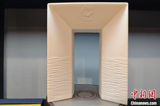 白瓷作品《凱旋尊》巧妙融合了法國與中國最具象征意義的藝術(shù)形式和元素進行再創(chuàng)造。 吳冠標 攝