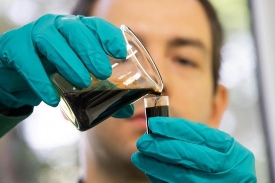 2022年5月24日，在匈牙利薩茲豪隆包陶多瑙河煉油廠，一名工人對(duì)通過(guò)阿德里亞輸油管道運(yùn)達(dá)的原油樣品進(jìn)行質(zhì)量分析。新華社發(fā)（弗爾季·奧蒂洛攝）