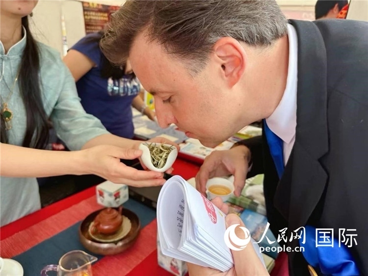 德國市民品鑒中國茶。人民網(wǎng)記者 劉赫攝