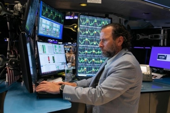 5月3日，交易員在美國紐約證券交易所交易大廳工作。新華社發(fā)（郭克攝）