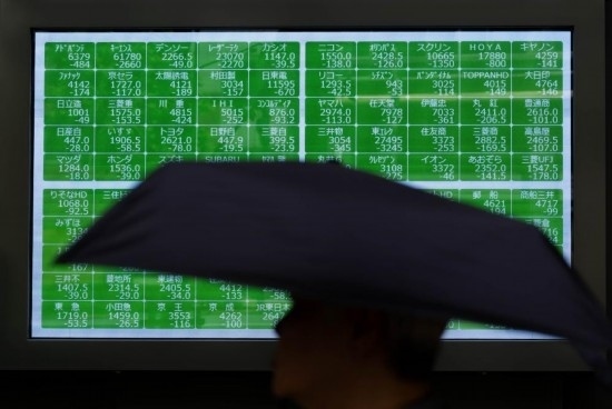 8月2日，在日本東京，行人經(jīng)過一處股指信息電子顯示屏。新華社記者張笑宇攝