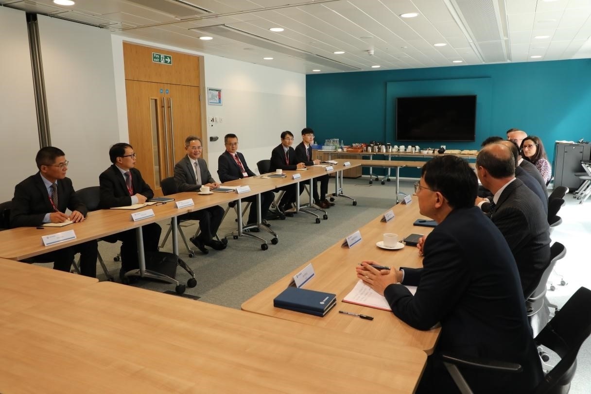 圖為中國駐英國大使鄭澤光與項目運營團隊及企業(yè)合作機構(gòu)負責(zé)人座談現(xiàn)場。中國駐英國使館供圖
