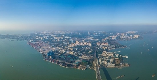 海南自貿(mào)港重點(diǎn)園區(qū)——洋浦經(jīng)濟(jì)開(kāi)發(fā)區(qū)（2023年12月31日攝，無(wú)人機(jī)全景照片）。新華社記者 蒲曉旭 攝
